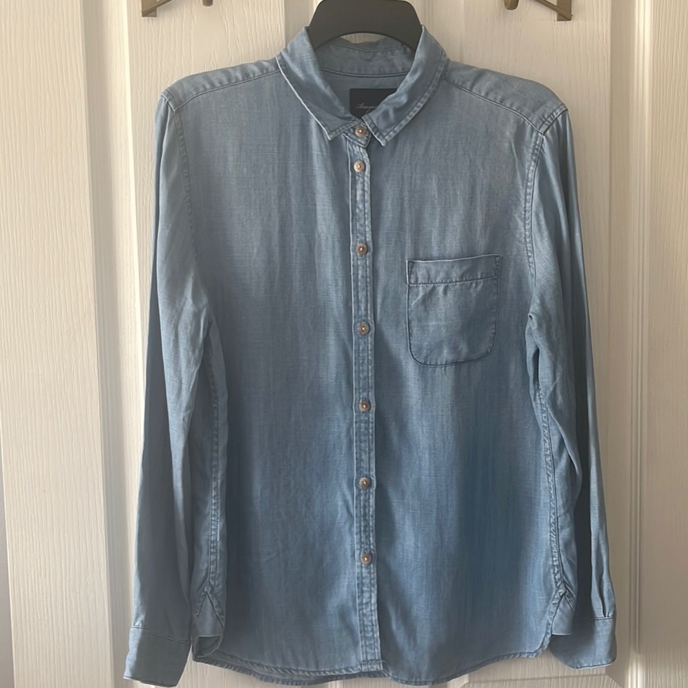 American Eagle Outfitters Denim button up shirt size M